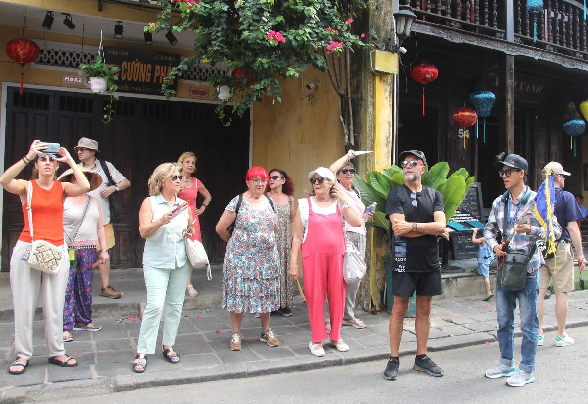 Du khách nước ngoài tham quan phố cổ Hội An dịp lễ 30-4 và 1-5.