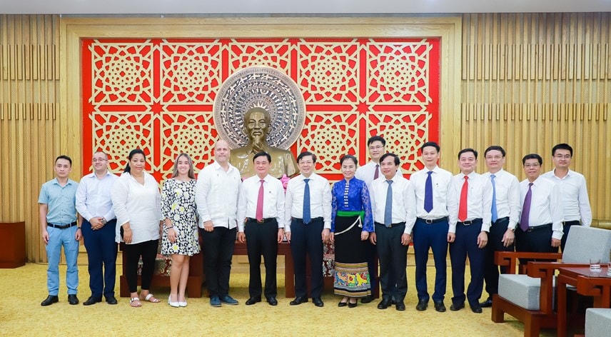 Đoàn công tác Ủy ban Bảo vệ Cách mạng Cuba, lãnh đạo Ủy ban Trung ương MTTQ Việt Nam, lãnh đạo Ủy ban MTTQ tỉnh Nghệ An chụp ảnh lưu niệm.