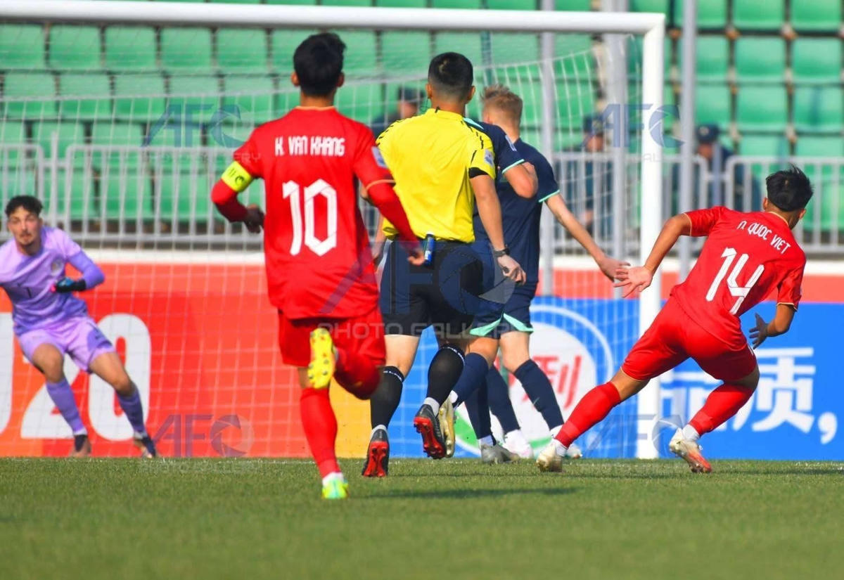 Pha dứt điểm đầy kỹ thuật của Quốc Việt. Ảnh: AFC.  