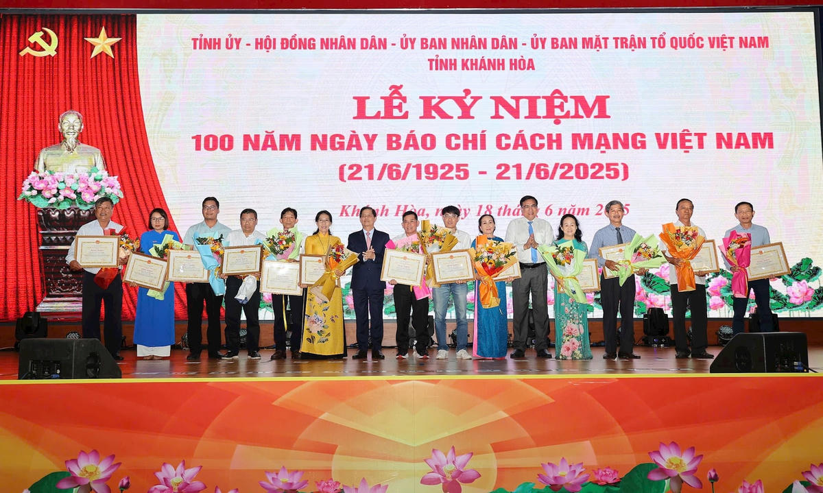 Bí Thư tỉnh ủy tỉnh Khánh Hòa và Chủ tịch UBND tỉnh Khánh Hòa trai tặng Bằng khen cho các tập thể à cá nhân xuất săc . (ảnh Thùy Trang)