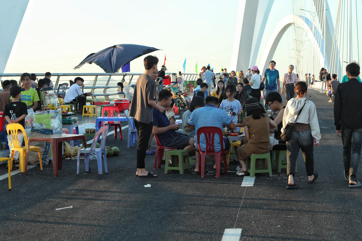 Bắc Ninh: Cầu nghìn tỷ chưa khánh thành, hàng quán đã bủa vây