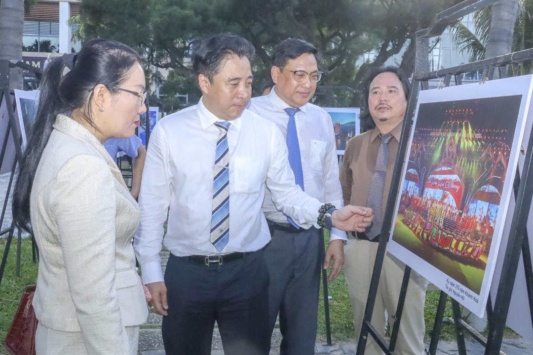 Ông Nguyễn Khắc Toàn, Phó Bí Thư Tỉnh ủy, Chủ tịch HĐND tỉnh Khánh Hòa và các đại biểu đang thăm các bức trang triển lãm.