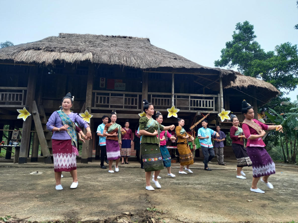 Biểu diễn văn nghệ đón khách du lịch.