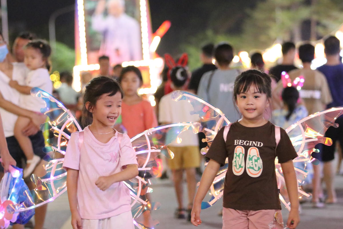 Trẻ em nô nức tham gia lễ hội.