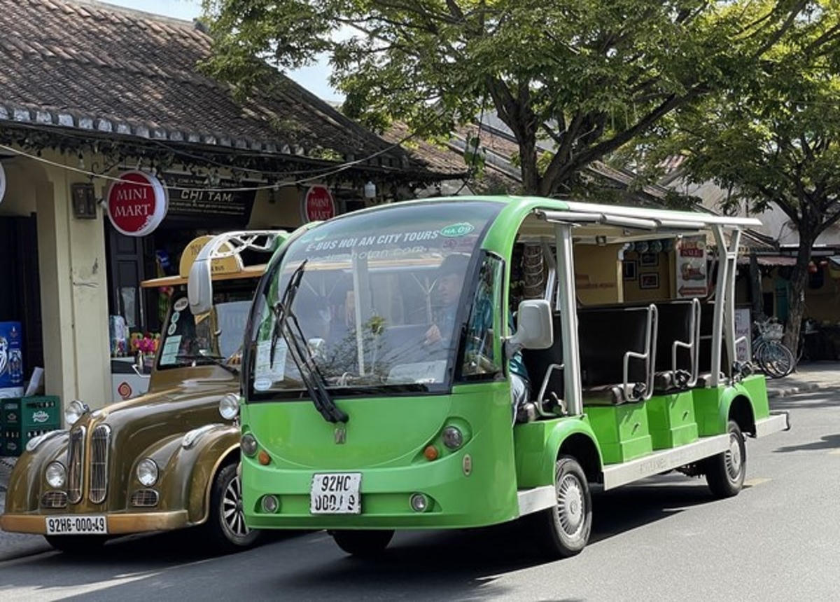 Xe điện chở khách du lịch ở TP Hội An. (Ảnh minh họa).