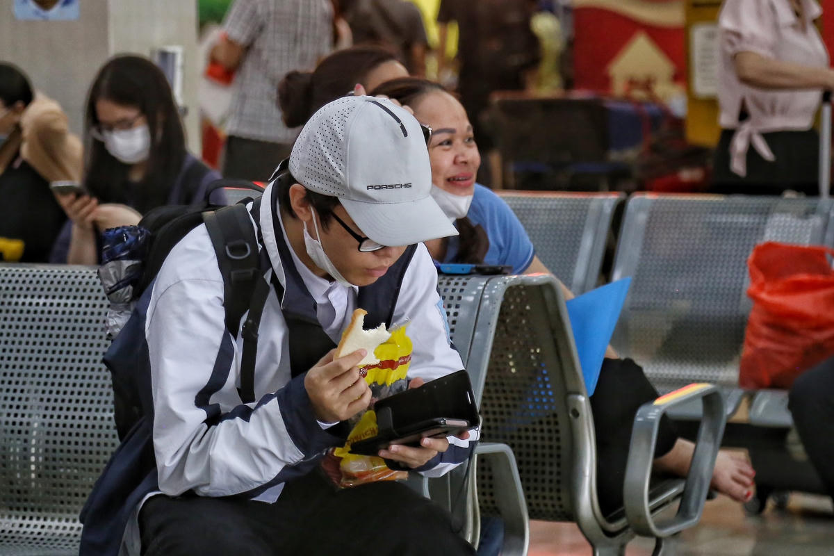 Nhiều người do lo sợ hết vé đã đến bến xe từ sớm nên phải ăn vội chiếc bánh mì để đỡ đói.