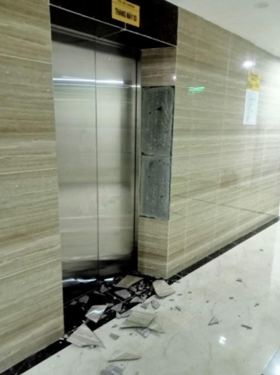 Tường căn hộ bị nứt và gạch ốp tường thang máy bong tróc. Ảnh từ facebook.