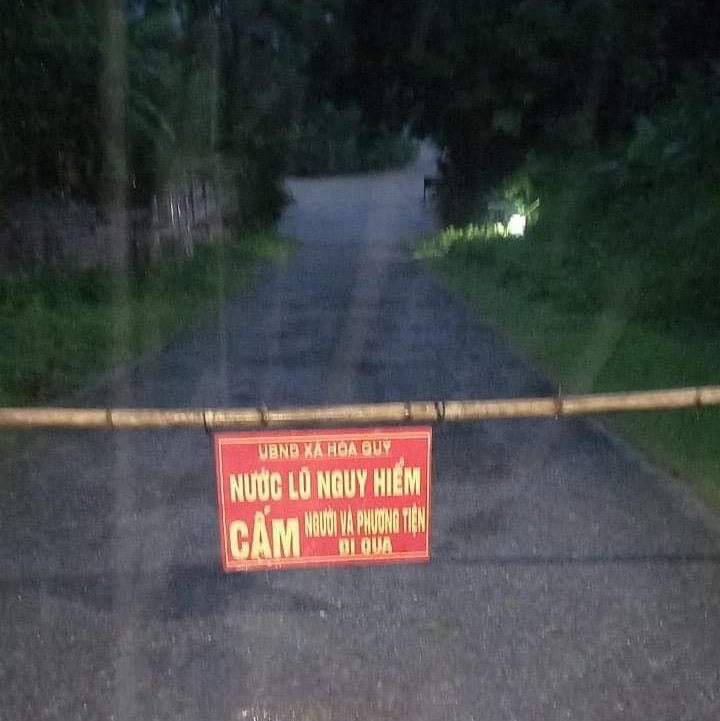 Chính quyền xã Hóa Quỳ (huyện Như Xuân) cắm biển cấm người và phương tiện đi qua đập tràn đã bị ngập.