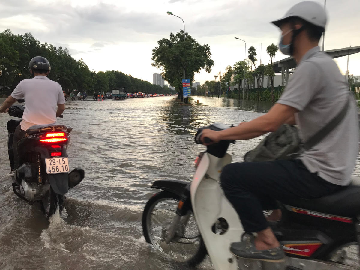 Hệ thống thoát nước của Hà Nội bộc lộ nhiều điểm yếu cần phải sớm khắc phục. Ảnh: Việt Khánh.  
