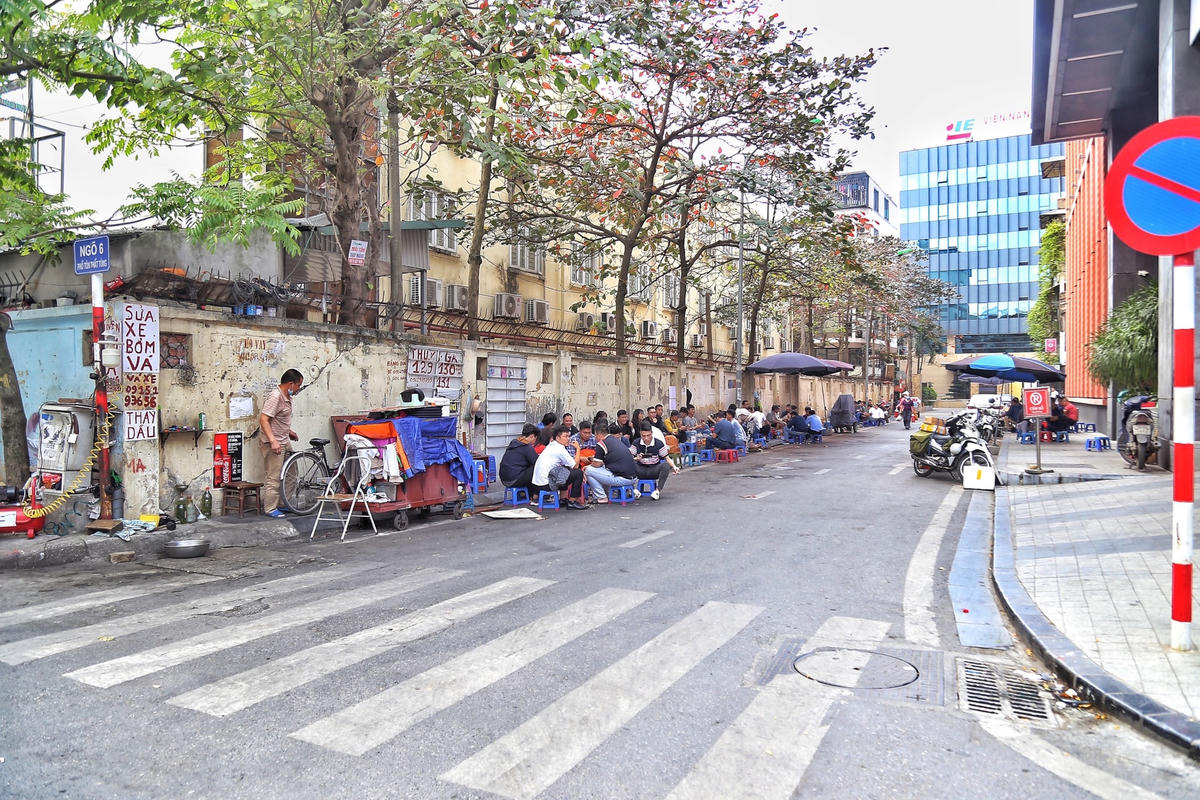 Dù Ban chỉ đạo 197 TP Hà Nội đã ban hoành kế hoạch lấy lại vỉa hè gần nửa tháng nay nhưng những vi phạm tại quận Đống Đa vẫn diễn ra phức tạp.