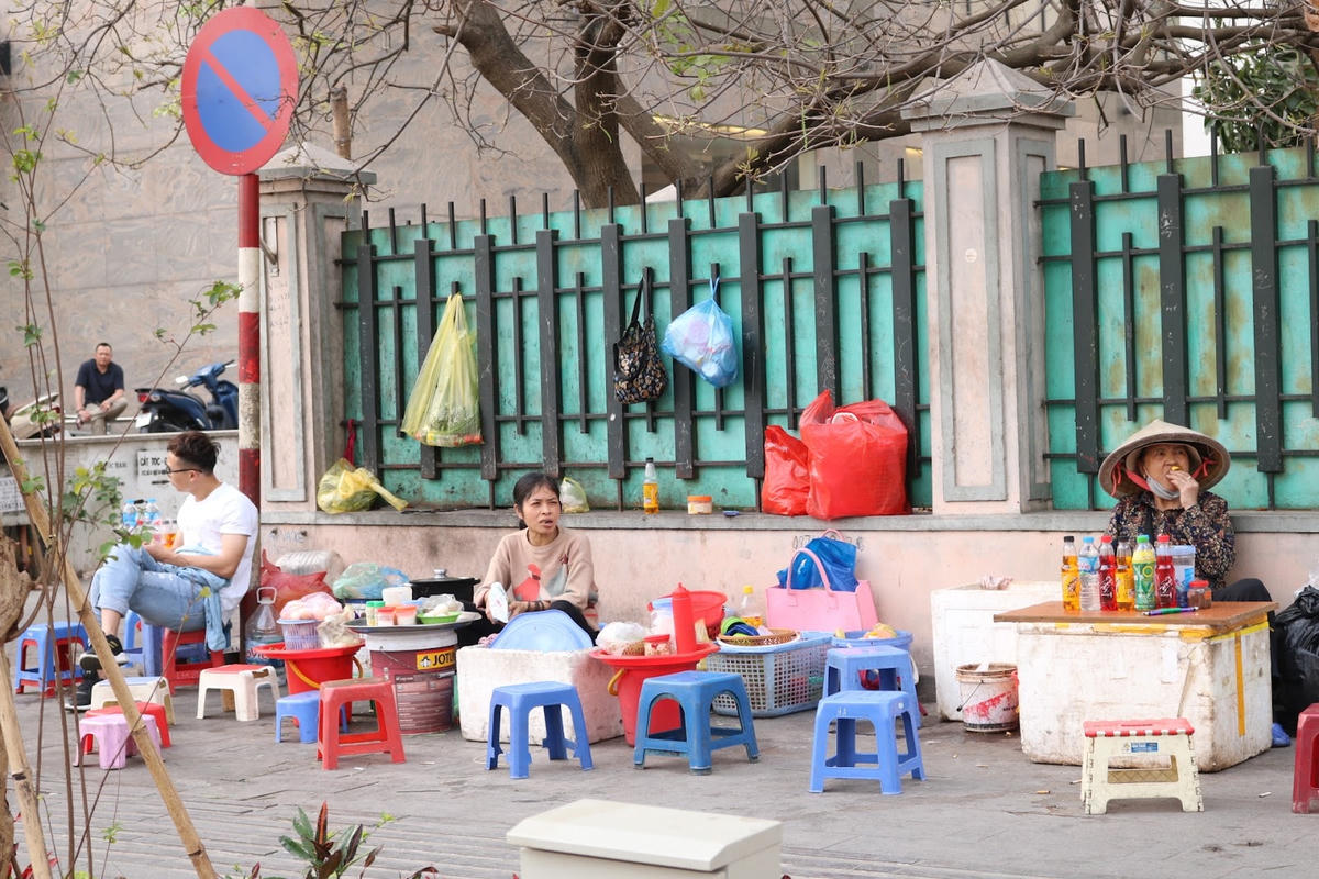 Đoạn vỉa hè Nguyễn Chí Thanh bị chiếm dụng sau 2 tháng chỉnh trang&nbsp;