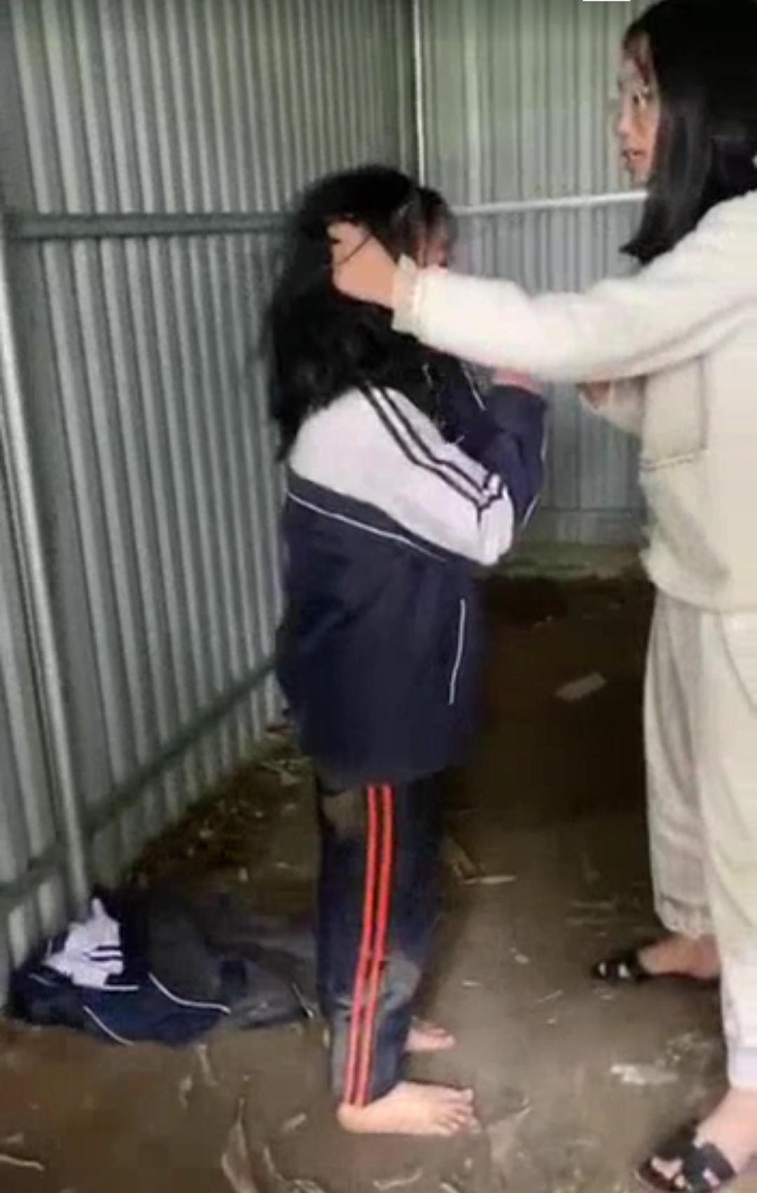 Nhóm người tham gia đánh có 3 học sinh của trường này, còn một em ở ngoài trường. Sự việc trên xảy ra từ tháng 2/2023. Nguyên nhân được xác định là do xuất phát từ hiểu nhầm tình cảm giữa các học sinh.