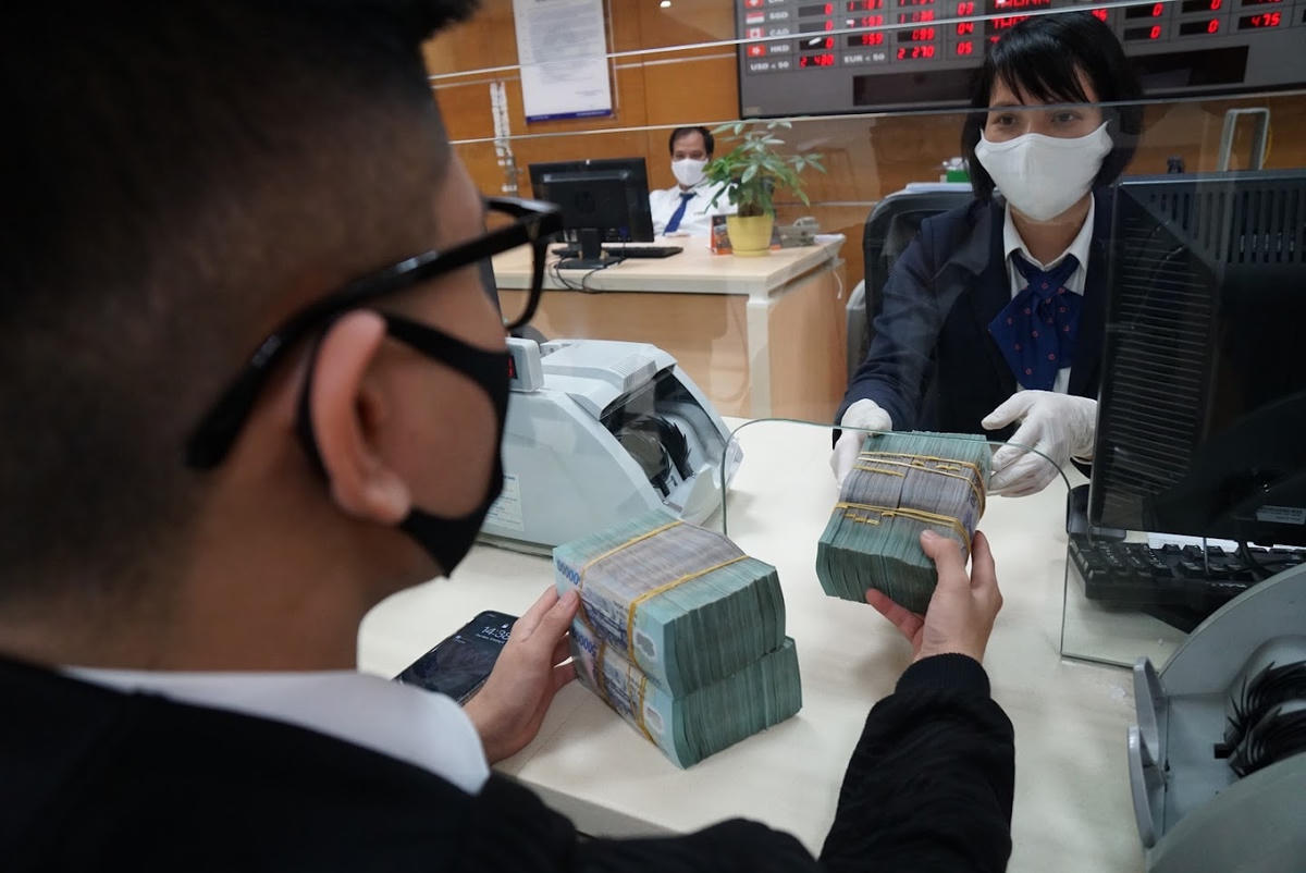 Tín dụng 10 tháng tăng 11,5%, nhưng huy động vốn chỉ tăng 4,8%. Ảnh: Quang Vinh.