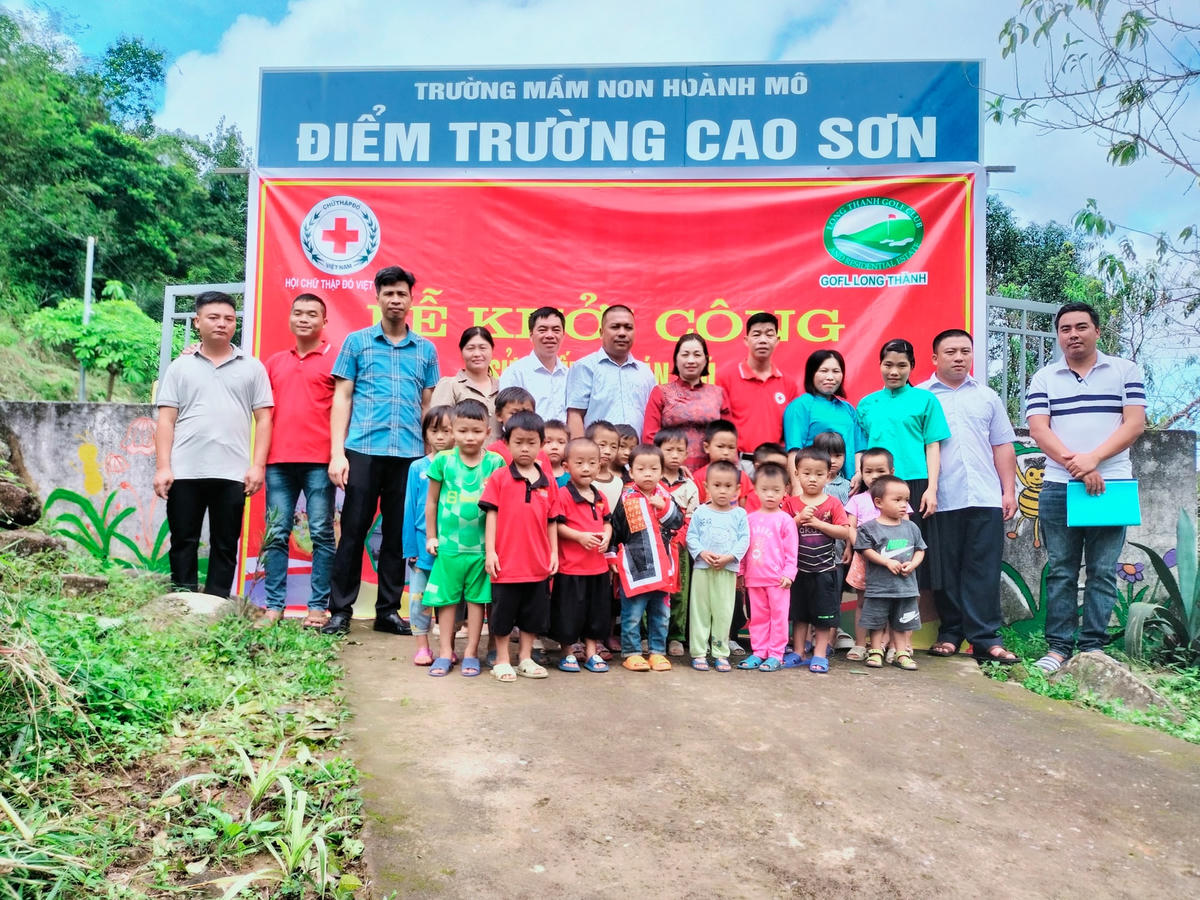 Thực hiện chương trình "Dinh dưỡng cho trẻ em nghèo, khuyết tật" do Trung ương Hội Chữ thập đỏ Việt Nam phát động, Hội Chữ thập đỏ tỉnh đã phối hợp với các đơn vị triển khai sửa bếp ăn bán trú điểm trường mầm non Cao Sơn.