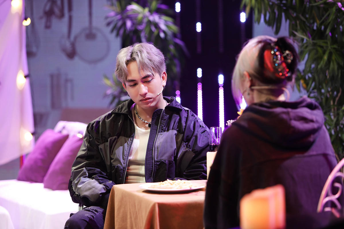 Lực Trần đã không thể kìm được nước mắt trước những gì Yuna mang tới chương trình. Ảnh: Perfect Universe.