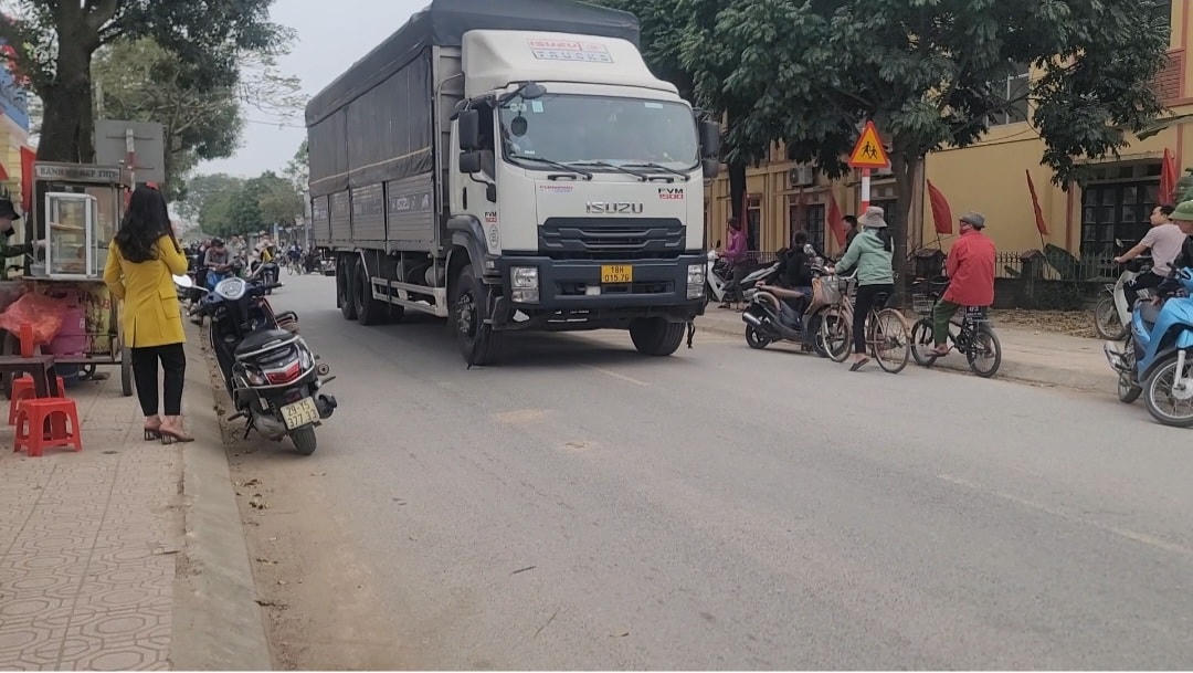 Hà Nội: Nhiều xe ô tô bất chấp biển cấm ngang nhiên đi lại