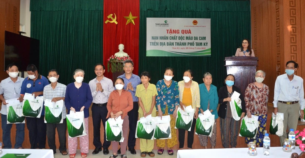 Lãnh đạo TP Tam Kỳ trao tặng quà cho các nạn nhân chất độc da cam.