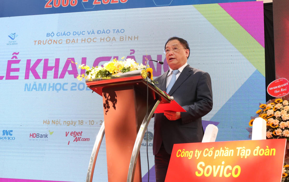 NGND, PGS.TS Tô Ngọc Hưng – Hiệu trưởng Trường Đại học Hòa Bình phát biểu tại lễ khai giảng.