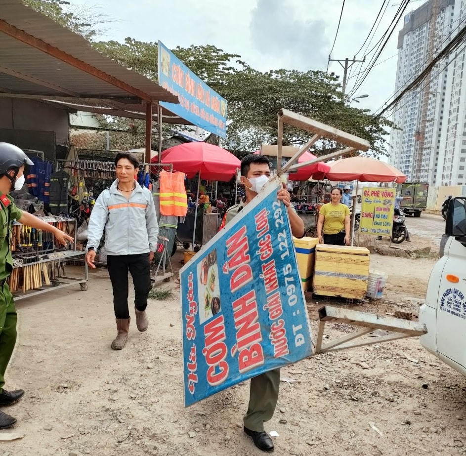 Xử lý lấn chiếm, vi phạm trật tự vỉa hè, lòng lề đường tại TP Thủ Đức. Ảnh: Hồng Phúc.