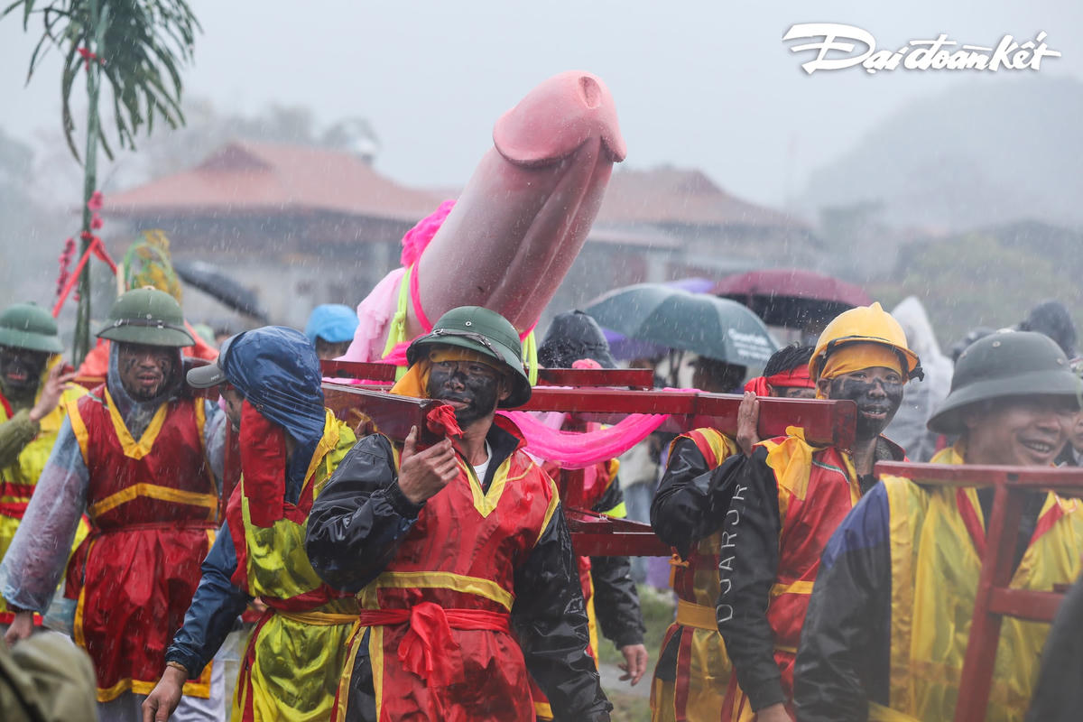 Điểm độc đáo là những linh vật cung tiến không phải là cỗ xôi, con gà, con lợn mà là các loại cây giống và độc đáo hơn còn có Tàng thinh - Mặt nguyệt - linh vật sinh thực khí.