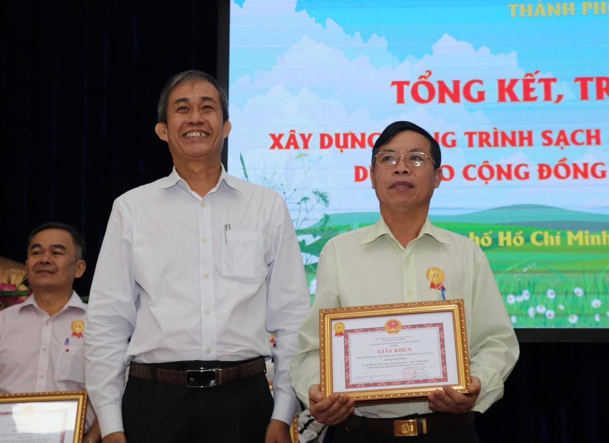 Ông Võ Văn Thiện - Trưởng ban Công tác phía Nam, Ủy ban Trung ương MTTQ Việt Nam trao giải Nhất tại Hội thi.