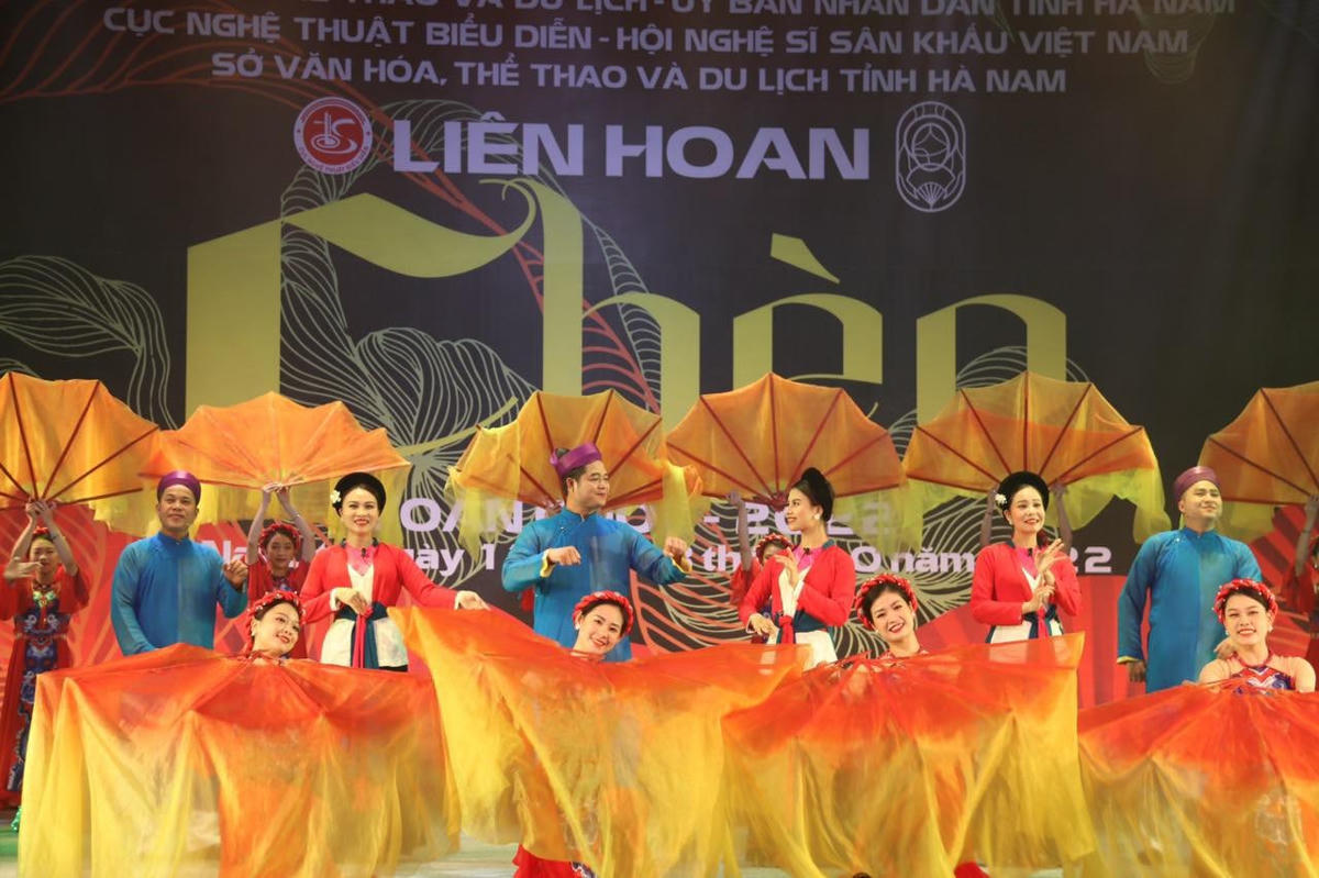 Tiết mục biểu diễn bế mạc Liên hoan Chèo toàn quốc 2022. Ảnh: Hồng Hà.