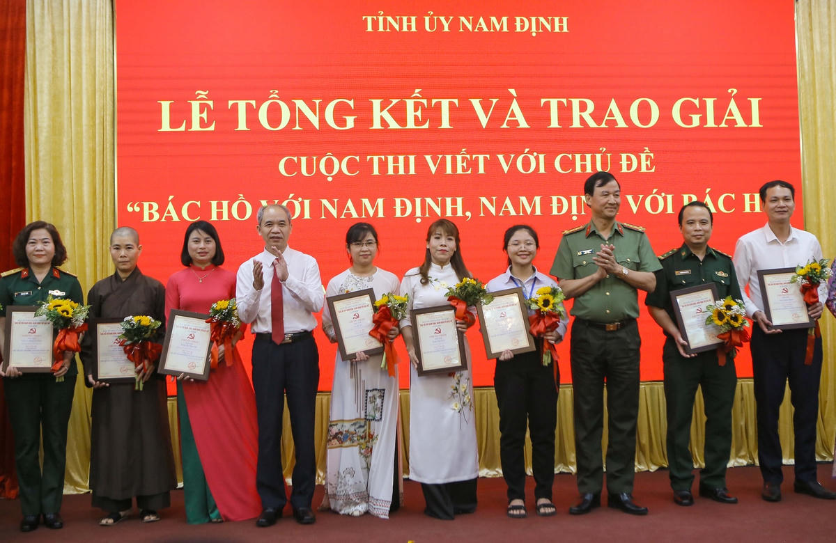 Chủ tịch Ủy ban MTTQ Việt Nam tỉnh Đoàn Văn Hùng (thứ 4, từ trái qua) trao giải cho các tác giả. 