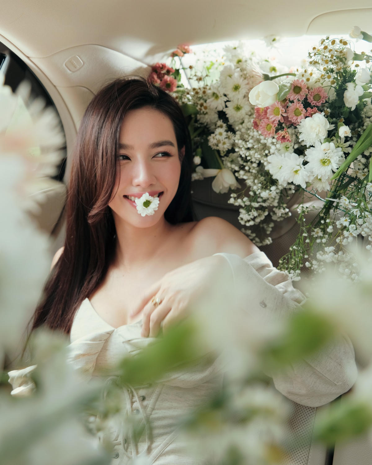 Thay vì trang điểm cầu kỳ, hoa hậu sinh năm 1998 chọn trở về với nét nhẹ nhàng để tôn lên vẻ đẹp trong trẻo.