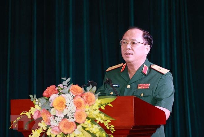 Thiếu tướng Đoàn Xuân Bộ, Tổng Biên tập Báo Quân đội nhân dân, báo cáo tham luận. (Ảnh: Dương Giang/TTXVN).