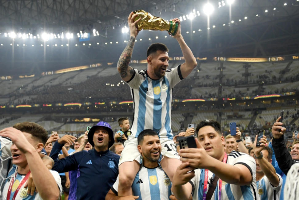 Cầu thủ Lionel Messi nâng cao Cup vô địch World Cup 2022, bắt chước thần tượng Diego Maradona. Ảnh: Getty.