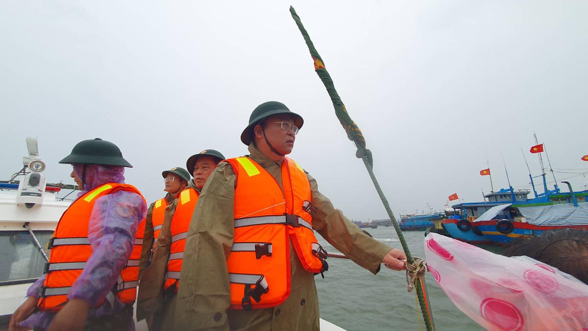 Chủ tịch UBND tỉnh Quảng Nam Lê Trí Thanh kiểm tra công tác phòng chống bão số 4.