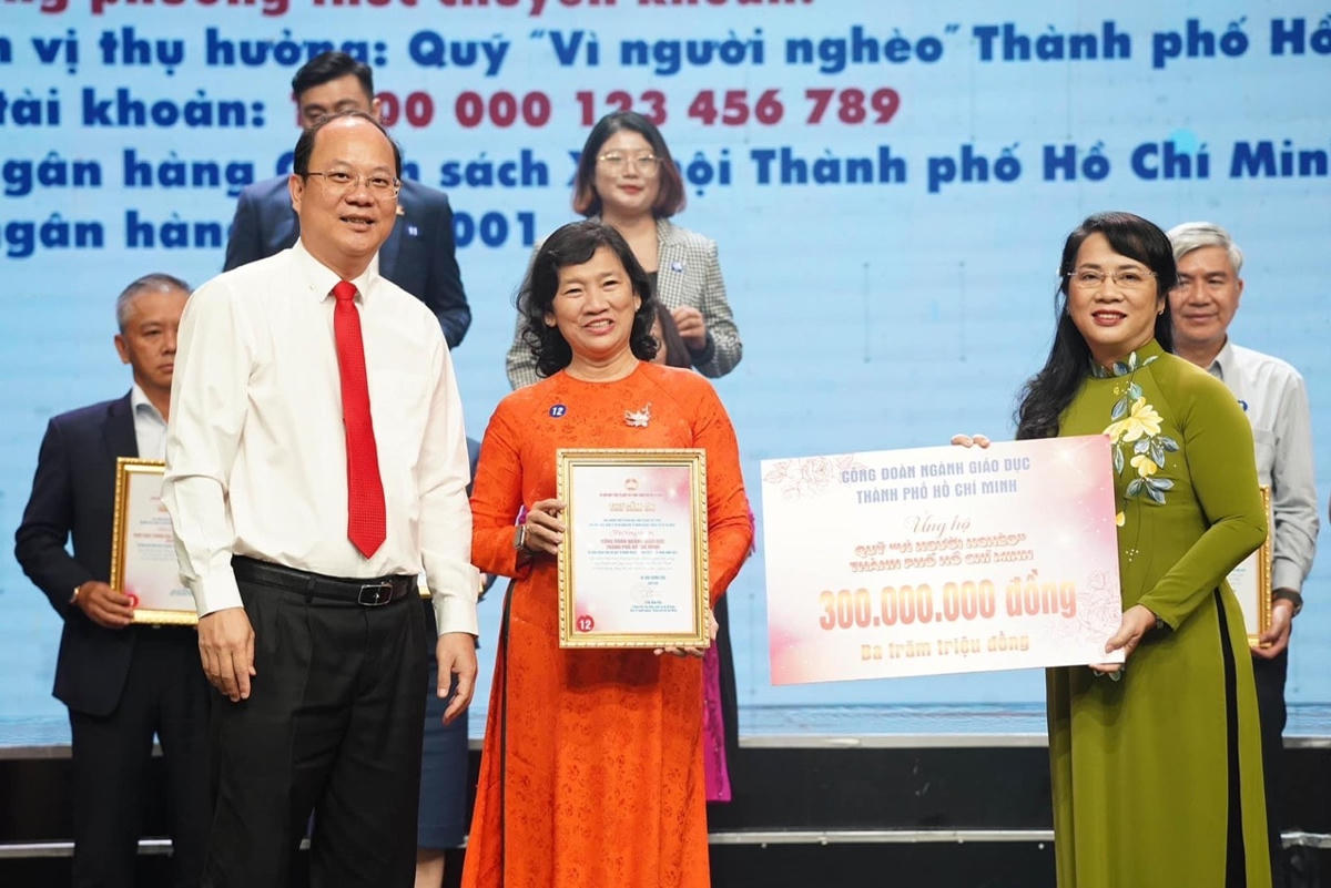 Lãnh đạo Thành phố tiếp nhận ủng hộ từ một đơn vị ủng hộ. (Ảnh: Thuận Văn)
