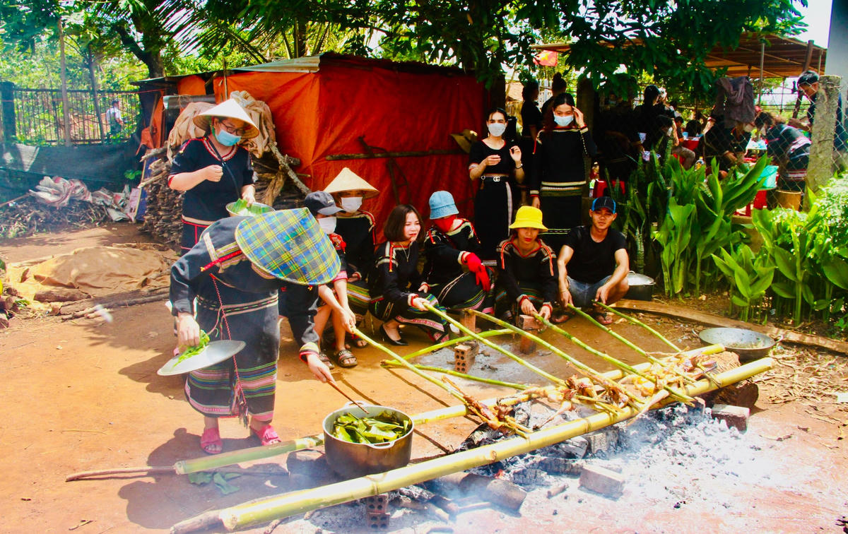 Chuẩn bị món ăn trong Lễ kết nghĩa.  