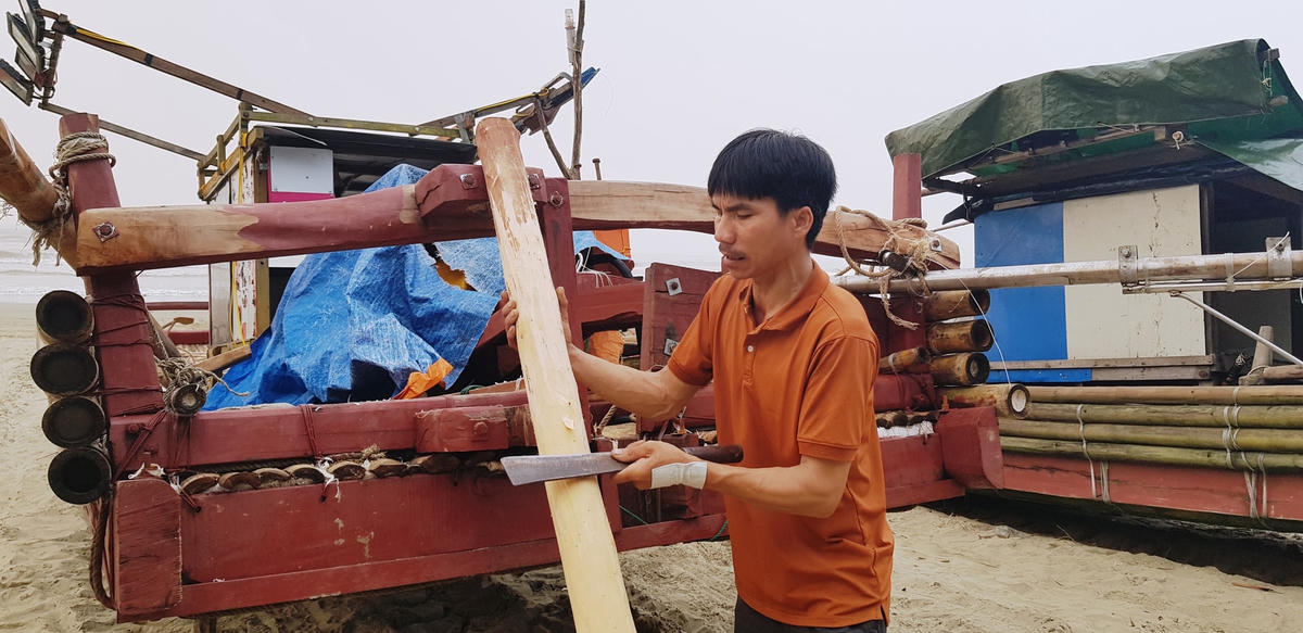 Anh Nguyễn Văn Hải bên chiếc bè mới được đầu tư từ số tiền tích cóp nhờ “lộc biển”.  