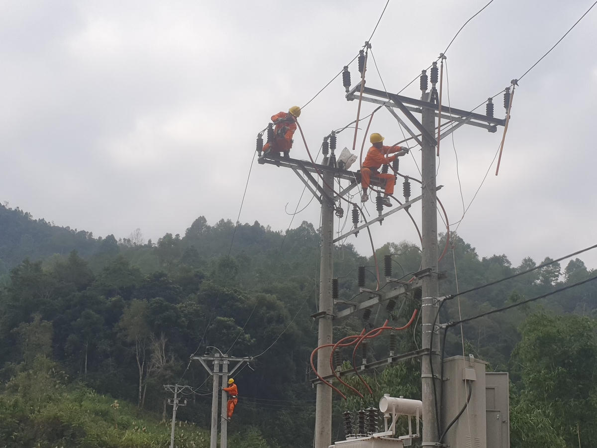 Công nhân Điện lực Mường Chà thực hiện kiểm tra Trạm biến áp trước khi đóng điện.