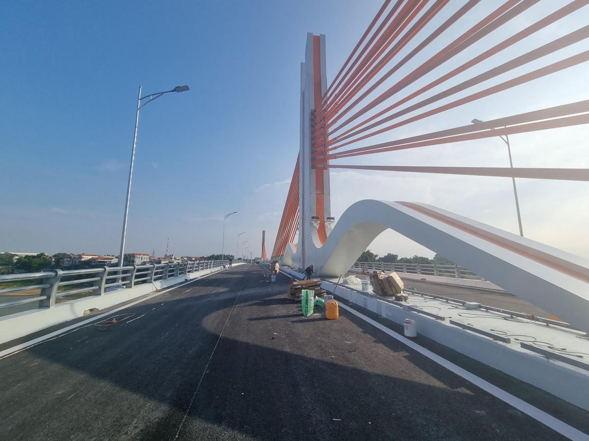 Thi công cầu Vĩnh Phú đang hoàn tất những hạng mục cuối cùng.