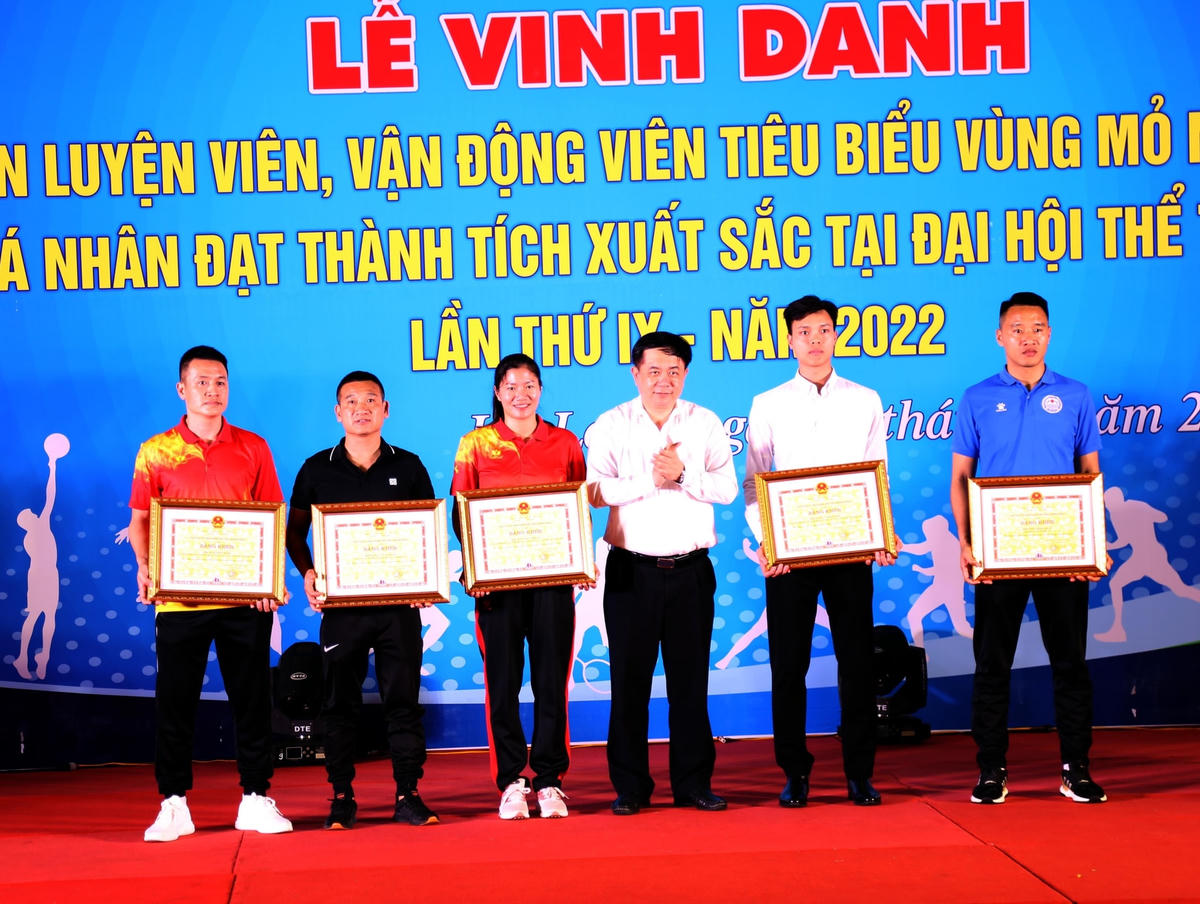 Quảng Ninh: Vinh danh 12 VĐV, HLV tiêu biểu vùng Mỏ năm 2022