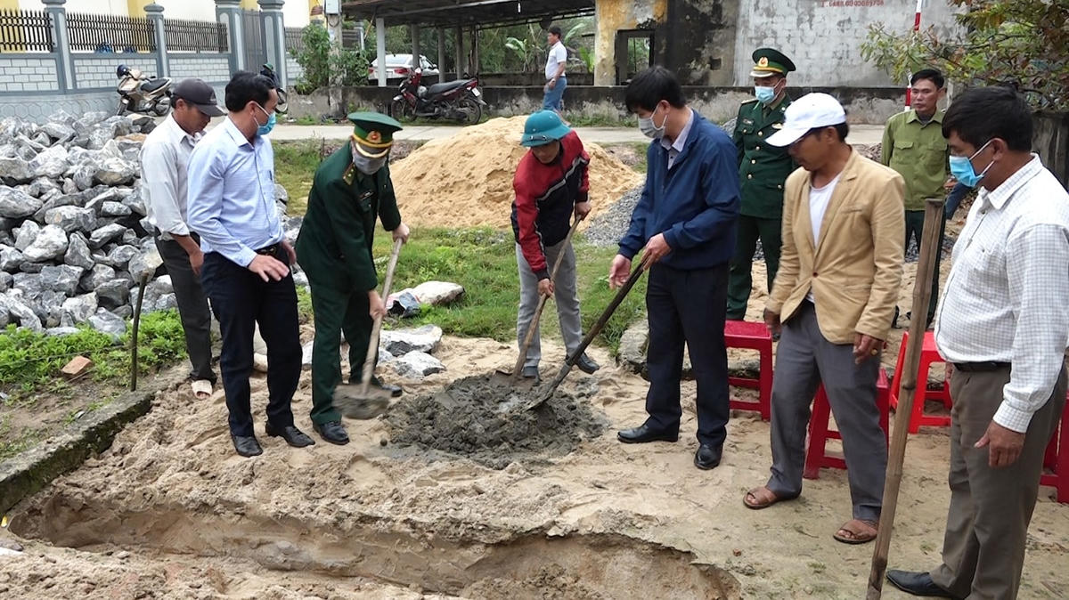 Ủy ban MTTQ thị xã Ba Đồn phối hợp với Đồn Biên phòng làm lễ khởi công xây dựng nhà Đại đoàn kết cho hộ nghèo.  