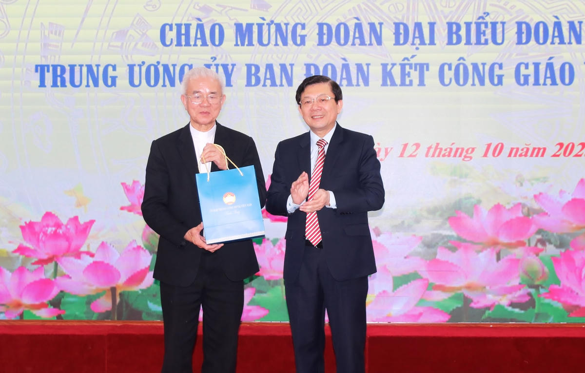 Phó Chủ tịch Nguyễn Hữu Dũng tặng quà lưu niệm cho Linh mục Trần Xuân Mạnh.