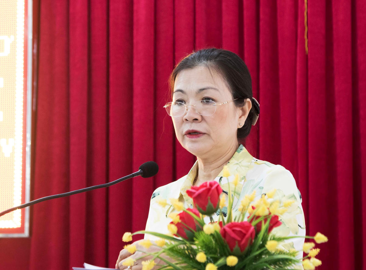 Phó Chủ tịch Ủy ban Trung ương MTTQ Việt Nam Trương Thị Ngọc Ánh thông tin với cử tri về họat động của Đoàn ĐBQH TP Cần Thơ.  
