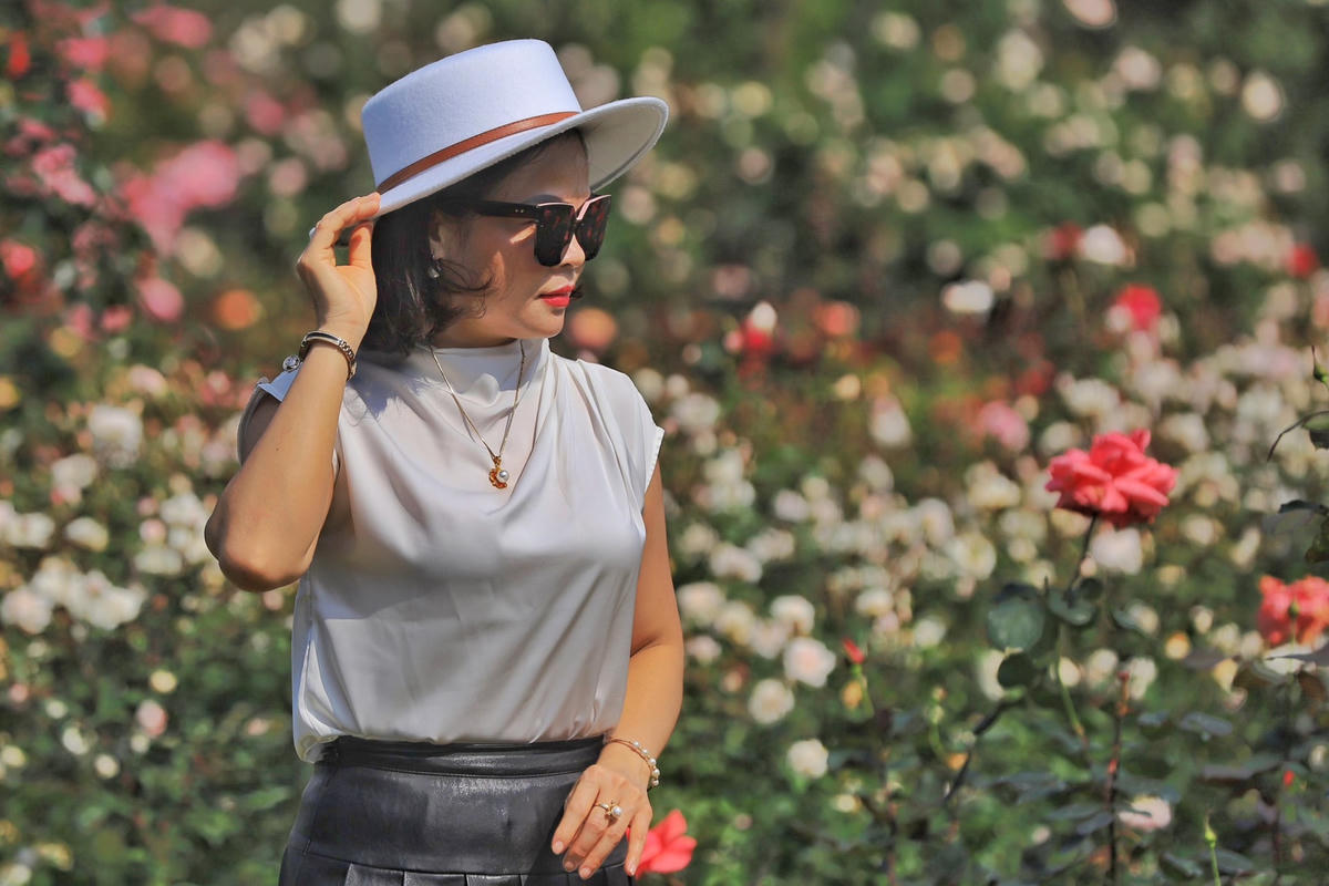 Chị Ngô Thu Thủy, chủ vườn hồng ngoại cho hay, chị đã từng ghép nhiều giống hoa ngoại đem bán ra thị trường. Nhưng cách đây vài năm, chị có nhận một vài dự án tạo dựng vườn hồng cho một số đơn vị nên nảy ra ý tưởng làm một khu vườn của riêng mình.