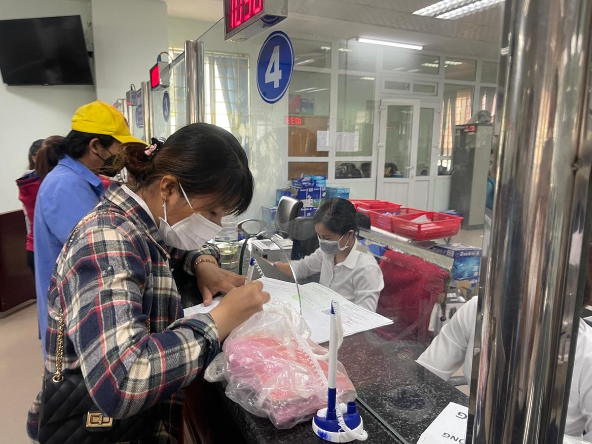Người dân khám chữa bệnh bằng bảo hiểm y tế.