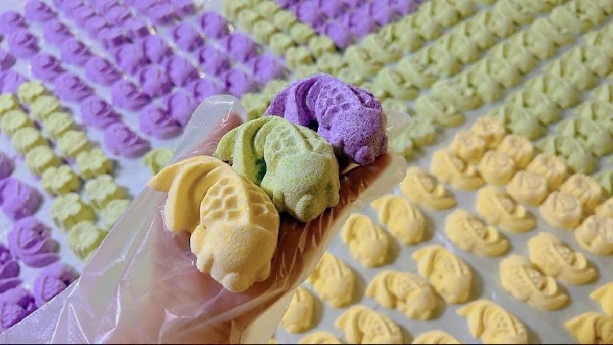 Người bán tạo hình bánh bao cá chép. 