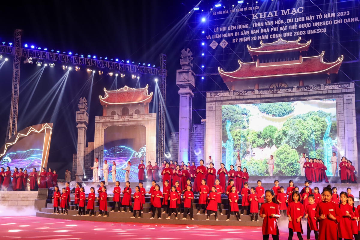 Trình diễn hát Xoan trong đêm “Tinh hoa di sản” dịp Quốc giỗ Hùng Vương 2023.  