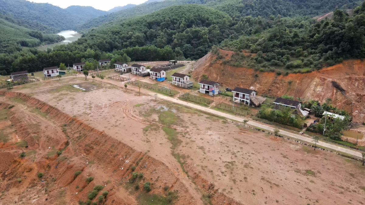 Sớm tinh mơ, vượt quãng đường ngoằn ngoèo, hun hút từ TP Hà Tĩnh lên xã miền núi Hương Liên, chúng tôi đặt chân đến dãy Giăng Màn khi mây vẫn còn vương vấn lưng chừng núi. Đó cũng là lúc 2 giáo viên “cắm bản” Hoàng Thị Hương và Lê Thị Thành (Trường mầm non Hương Liên, điểm trường bản Rào Tre) tất bật dọn dẹp, nấu ăn rồi nhanh chân đến từng nhà đón học sinh đến trường.