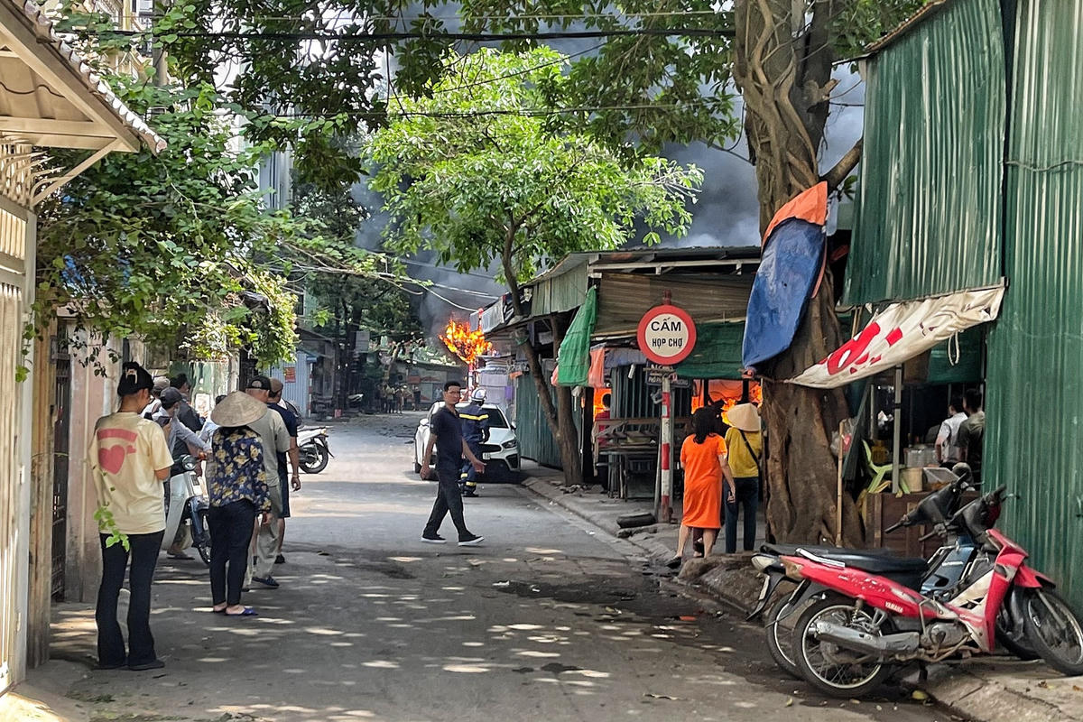 Hà Nội: Cháy bãi trông giữ xe ở Cầu Giấy