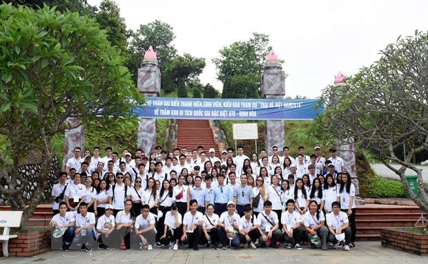 Đoàn đại biểu dự Trại Hè Việt Nam 2019 chụp ảnh lưu niệm tại Khu di tích lịch sử Quốc gia đặc biệt ATK Định Hóa. Ảnh: vietnamplus.vn.