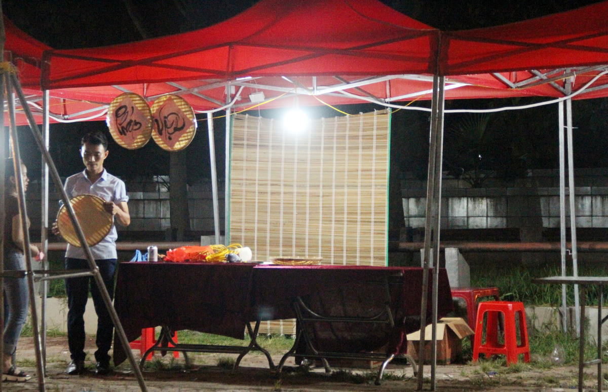 Sau 22h ngày 4/9, phiên chợ đêm và phố đi bộ bắt đầu kết thúc, hàng chục gian hàng bắt đầu thu dọn. 