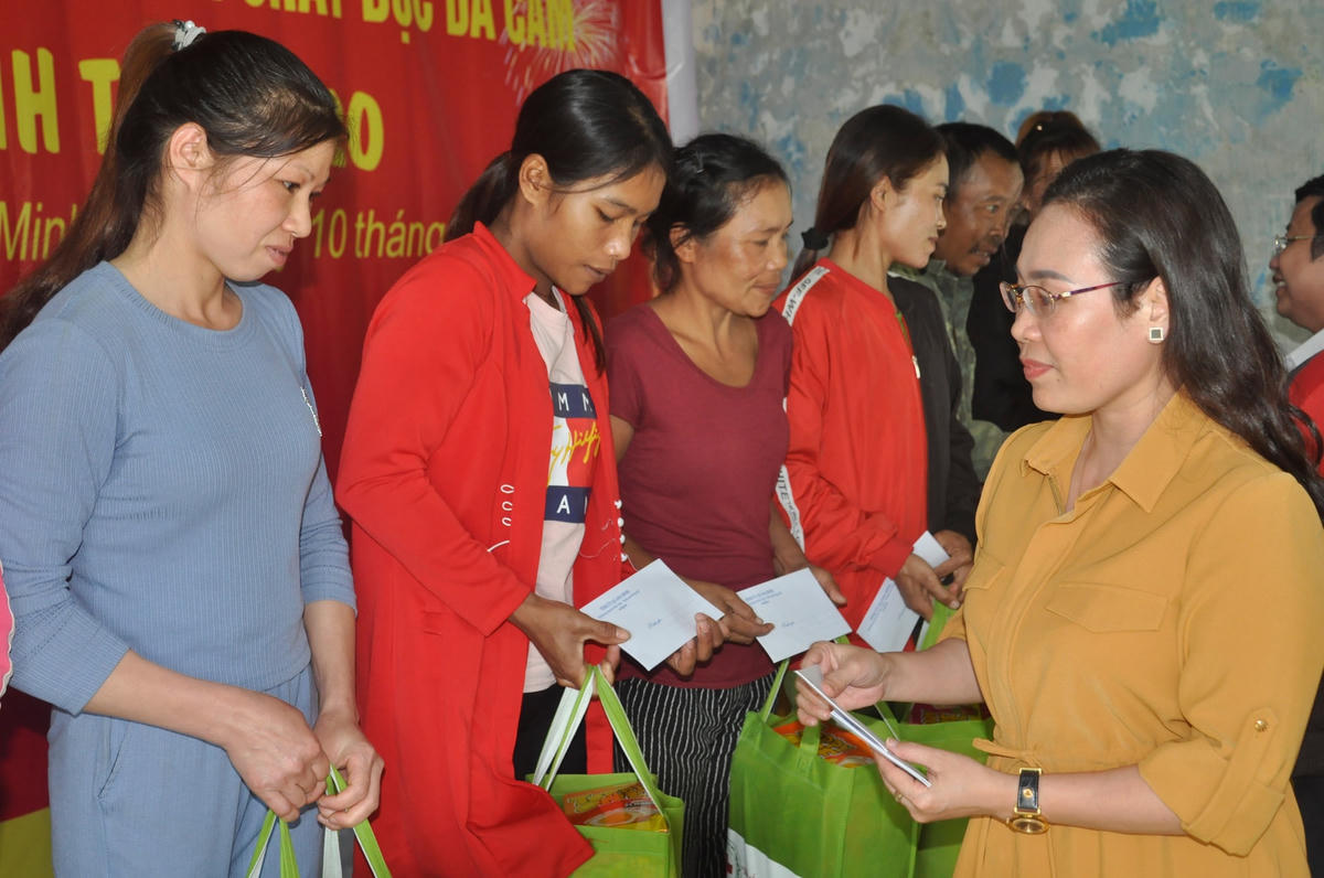 Bà Phạm Thị Hân, Chủ tịch Uỷ ban MTTQ tỉnh Quảng Bình tặng quà cho hộ nghèo người dân tộc thiểu số.