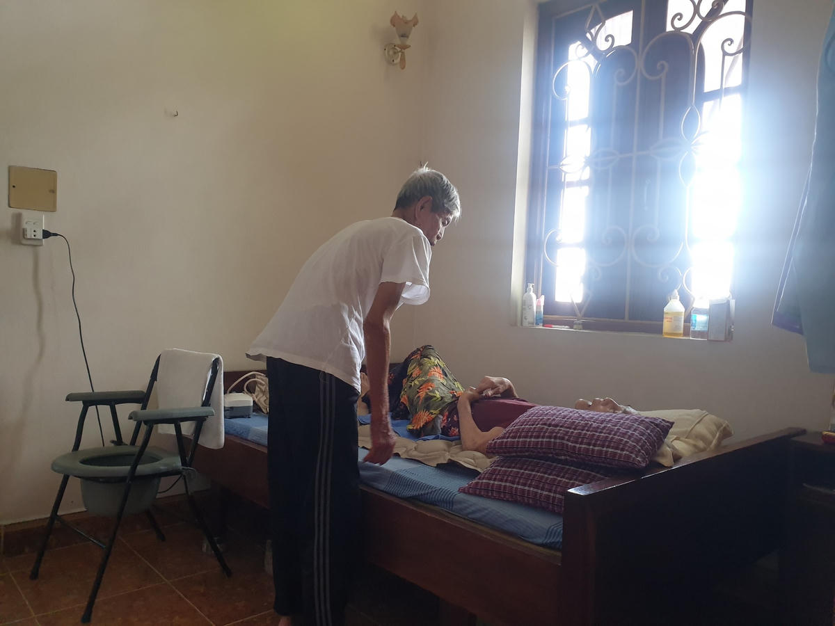 Ông Trị 90 tuổi, chăm người vợ 86 tuổi nằm liệt giường trong căn nhà chật chội.